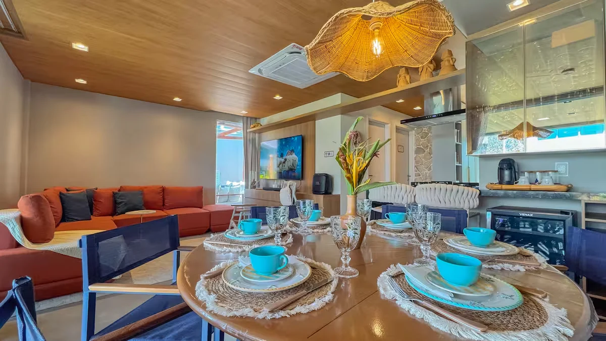 Mesa de jantar e sala integradas da Casa Aira